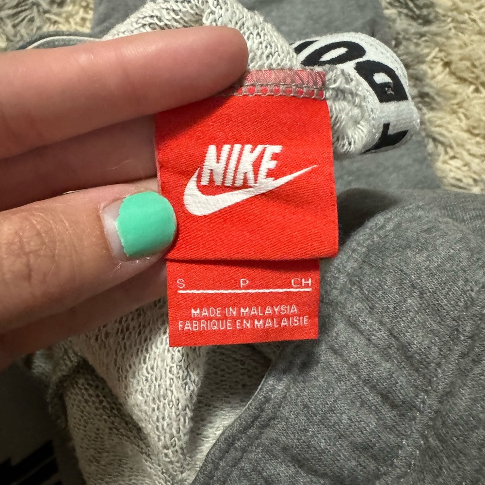 Women’s Nike cropped sweatpants - Picture 2 of 2